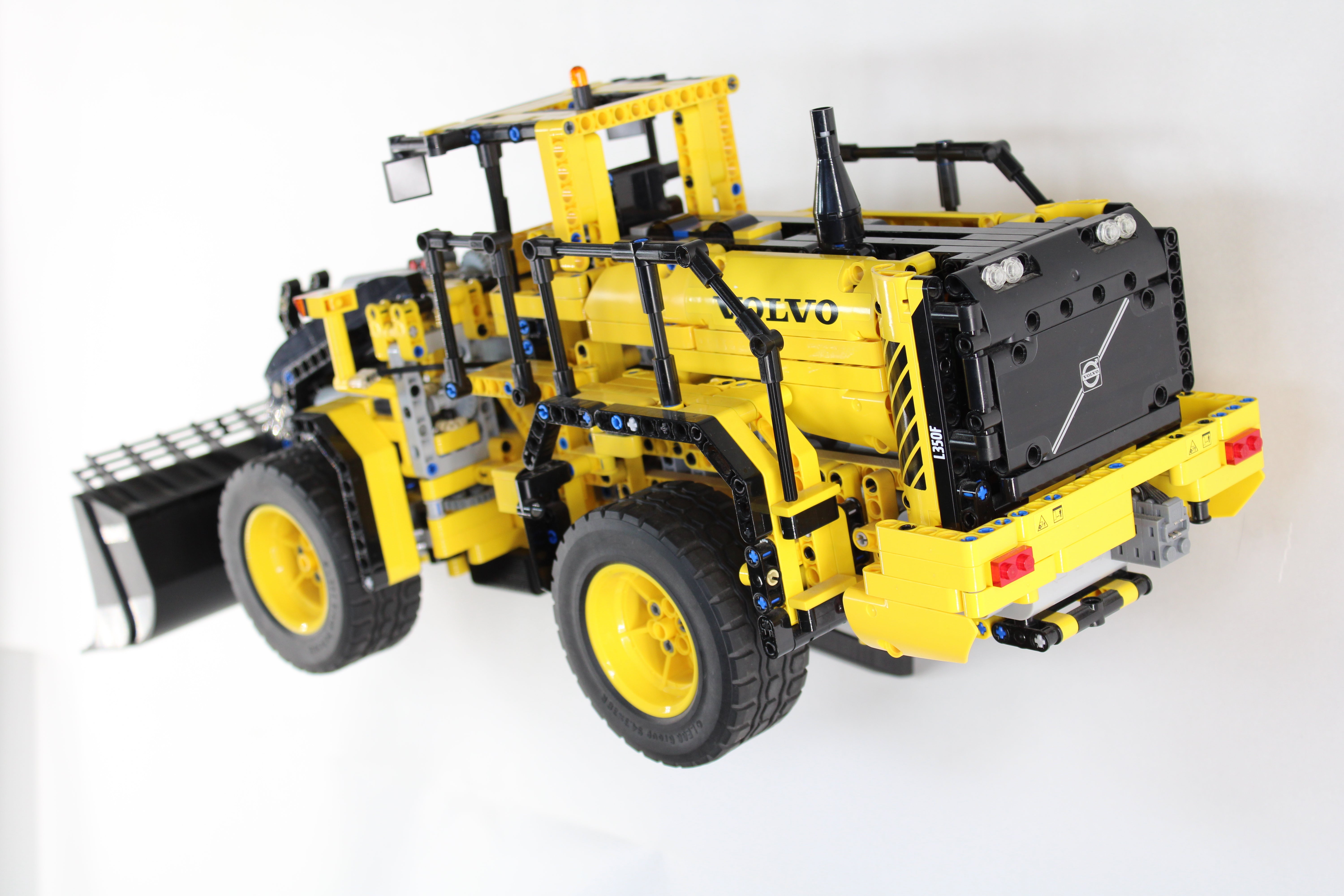 Wall Mount for LEGO® Technic™ 42030 Volvo L350F Wheel Loader – HOX3D